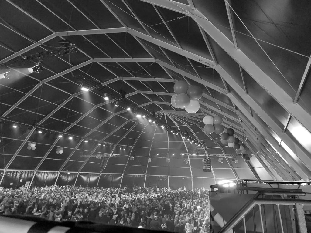 Publieksevenement in festivalsetting met 5000 bezoekers in een grote evenemententent